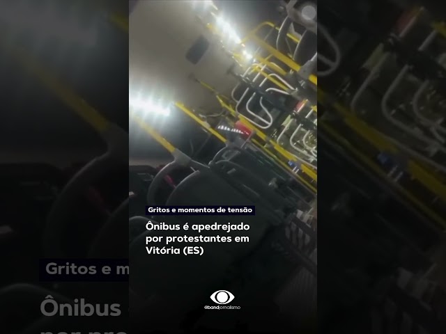 ⁣Enquanto tentava atravessar um protesto, um ônibus acabou sendo apedrejado por protestantes #shorts