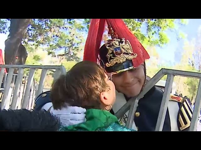 ⁣Con padres viendo a sus hijos: Así vivieron la Parada Militar desde la galería del Parque O'Hig