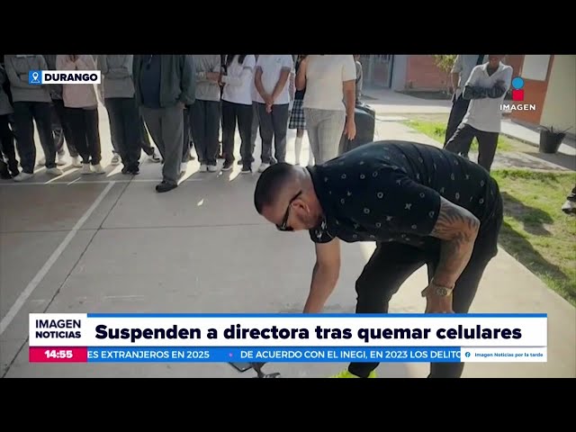 ⁣Suspenden a directora de secundaria tras quemar celulares de alumnos | Noticias con Crystal Mendivil