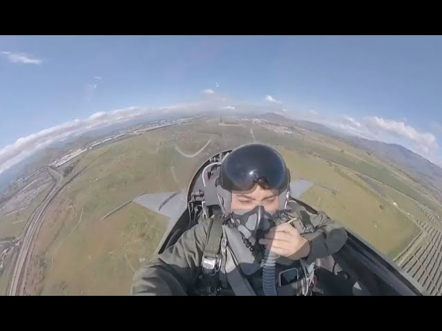 ⁣Parada militar desde el aire: Así es subirse a los F-5 de la FACh