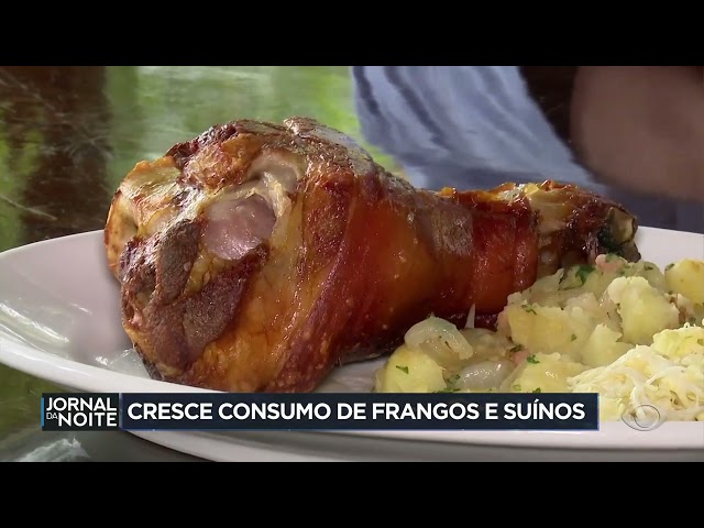 ⁣Cresce o consumo de frangos e suínos