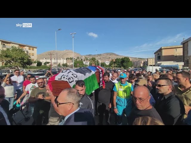 ⁣Funerale Schillaci: l'arrivo della bara nel quartiere Cep