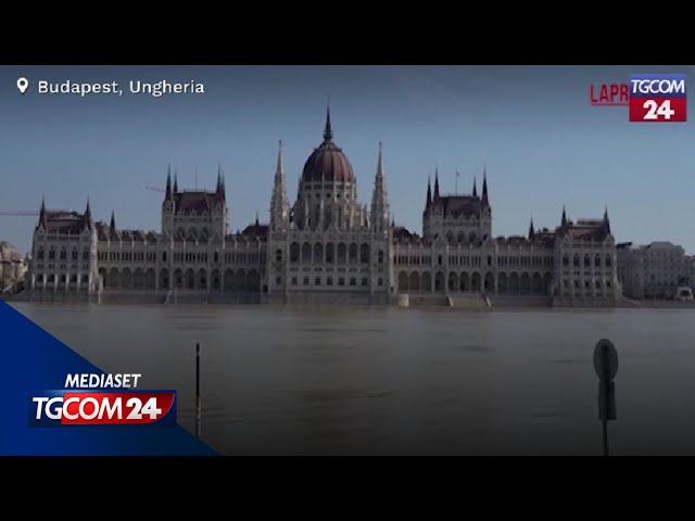 ⁣Maltempo in Ungheria, a Budapest l'acqua del Danubio circonda il parlamento