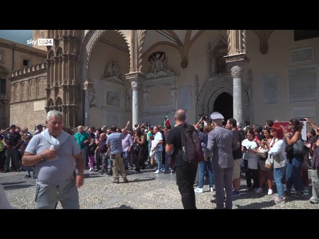 Funerale Schillaci, l’uscita del feretro dalla cattedrale