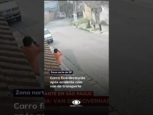 ⁣Um acidente entre um carro e uma van deixou o veículo completamente destruído #shorts