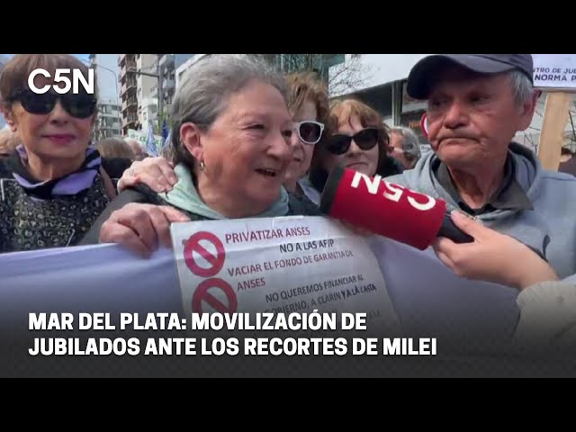 ⁣MAR DEL PLATA: MOVILIZACIÓN de JUBILADOS ante los RECORTES de MILEI