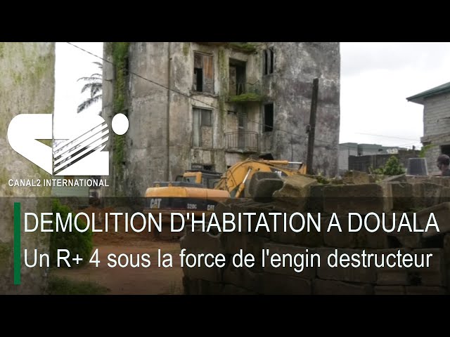 ⁣DEMOLITION D'HABITATION A DOUALA : Un R+ 4 sous la force de l'engin destructeur