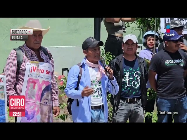 ⁣Normalistas de Ayotzinapa atacan cuartel militar de Iguala