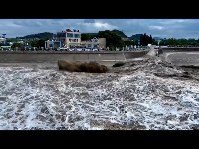 ⁣Spectacular tidal bore on Qiantang River amazes viewers