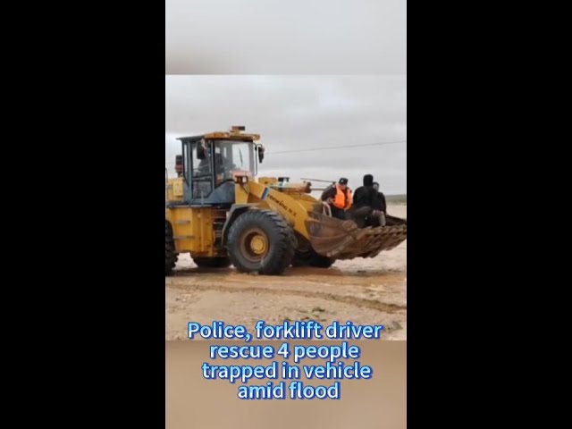 ⁣Police, forklift driver rescue 4 people trapped in vehicle amid flood