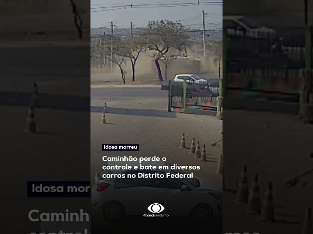 Caminhão perde o controle e bate em diversos carros no DF #shorts