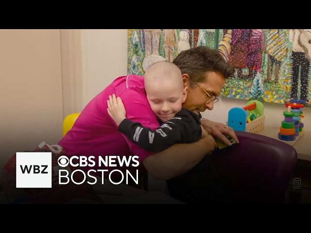 ⁣"Deadpool" star Ryan Reynolds surprises fan being treated for cancer at Boston hospital