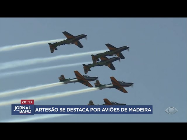 Artesão se destaca por aviões de madeira no Ceará