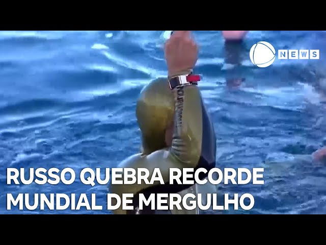 ⁣Russo quebra recorde de mundial de mergulho com nadadeiras