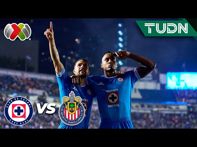 ⁣Cruz Azul  vence a las Chivas  y se mantiene como líder absoluto de la Liga MX  | TUDN