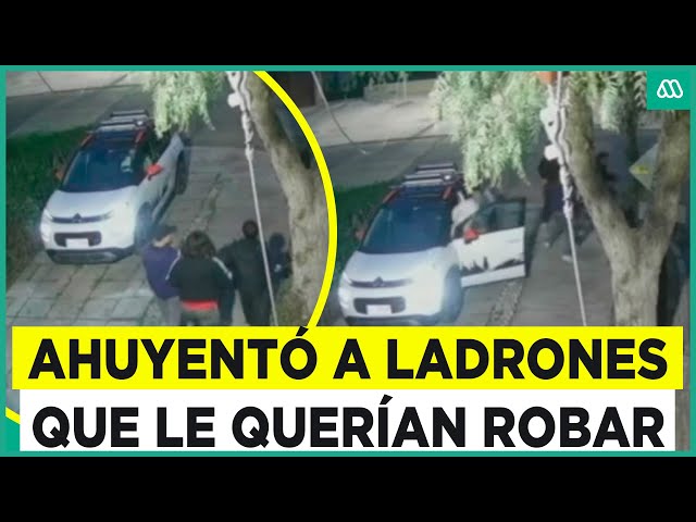 ⁣Hombre ahuyenta a cuatro delincuentes que quisieron robarle su auto en Recoleta