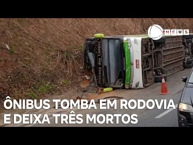 ⁣Ônibus de time de futebol americano tomba em rodovia e deixa três mortos