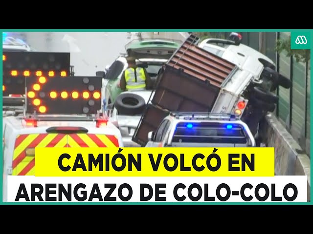 Accidente en arengazo de Colo-Colo: Camión con hinchas vuelca y deja 10 heridos