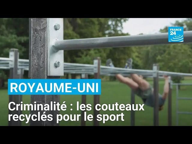 ⁣Contre la criminalité au Royaume-Uni, des couteaux recyclés en matériel de musculation