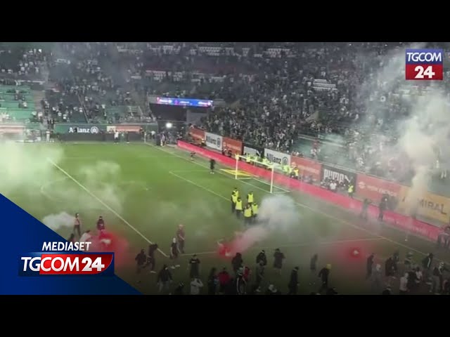 Vienna, delirio dopo il derby: scontri in campo tra tifosi