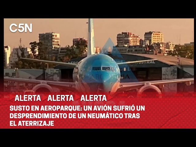 ⁣Susto en AEROPARQUE: un AVIÓN sufrió un desprendimiento de NEUMÁTICO tras el ATERRIZAJE