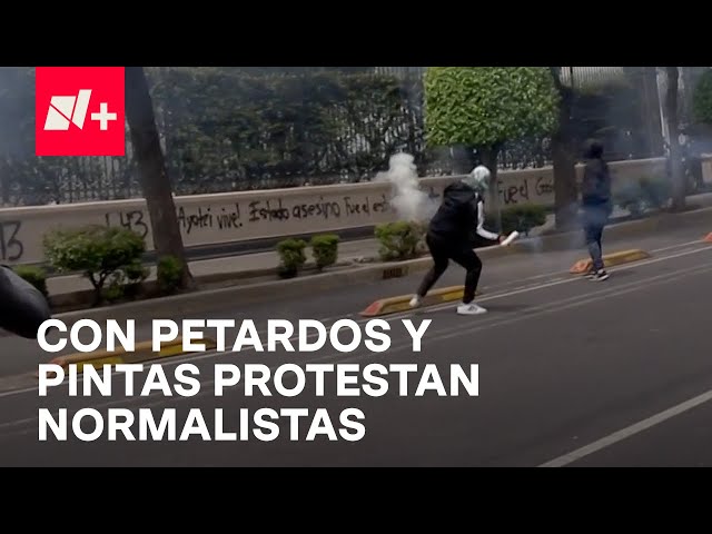 ⁣Normalistas pretestan lanzando petardos contra el edificio de la Secretaría de Gobernación