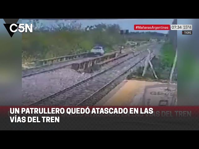 Un PATRULLERO quedó ATASCADO en las VÍAS DEL TREN