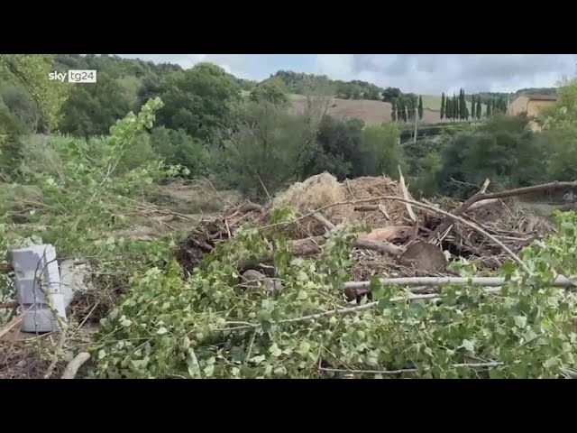 ⁣Maltempo in Val di Cecina, fango nelle case