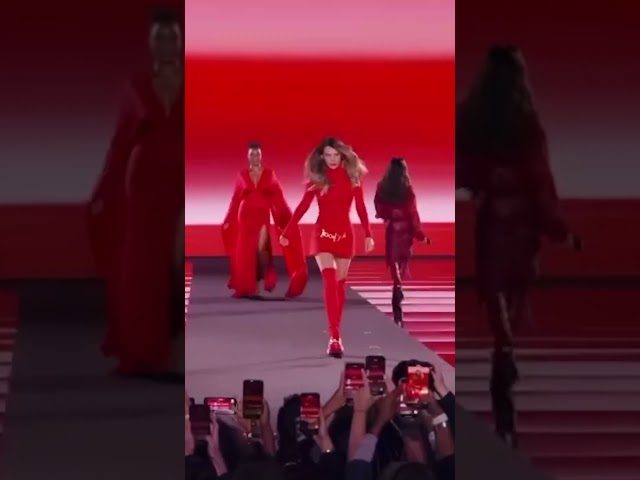 ⁣Belinda se cae en pleno desfile y Anitta la ayuda