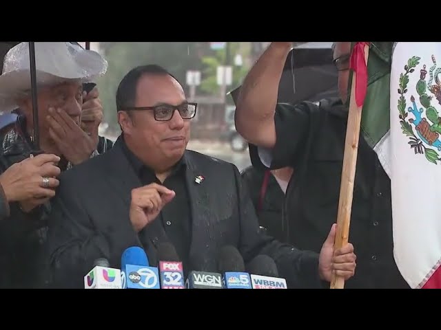 ⁣Latino leaders in Chicago rally for CPS CEO