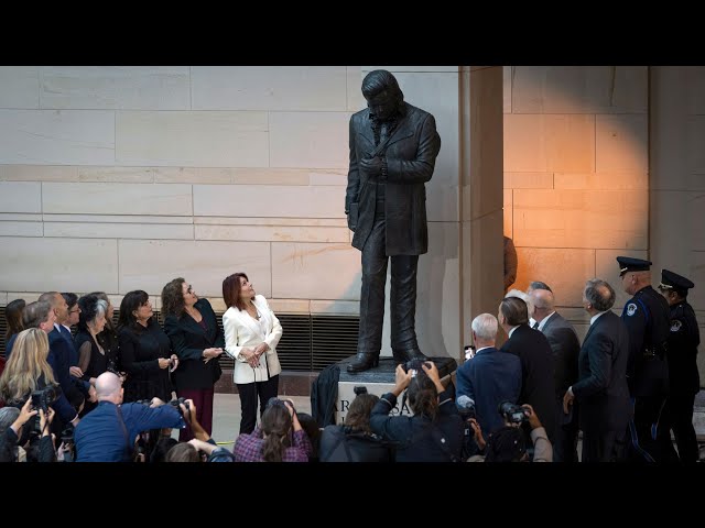 ⁣Johnny Cash statue unveiled inside U.S. Capitol