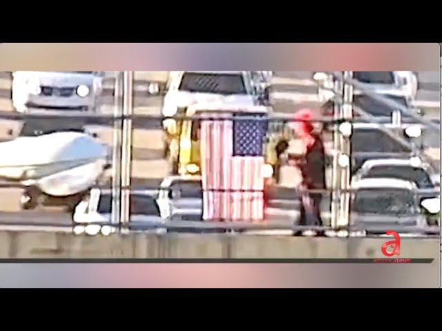 ⁣VIDEO capta a persona vestida de payaso con un martillo GIGANTE en puente del Palmetto