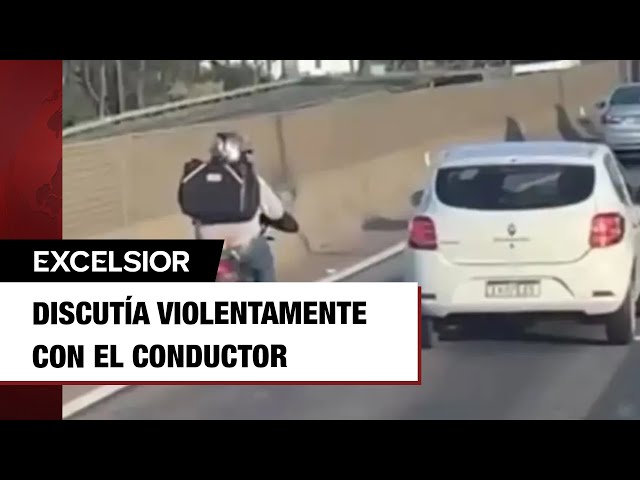 A motociclista le gana la ira y el karma se lo cobra metros adelante