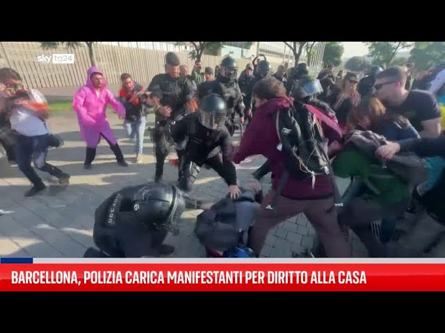 ⁣Barcellona, polizia carica manifestanti per diritto casa