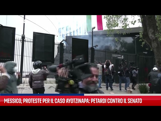 ⁣Messico, proteste per caso Ayotzinapa: petardi contro Senato