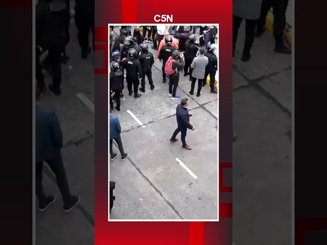 ⁣MARCHA CONTRA la PRIVATIZACIÓN DE AEROLÍNEAS ARGENTINAS: La POLICÍA ACORDONÓ a los MANIFESTANTES