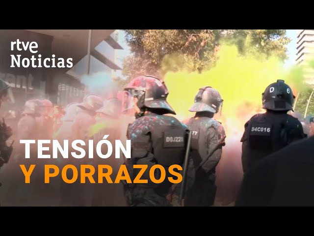 ⁣VIVIENDA: PROTESTAS de ACTIVISTAS y CARGAS durante la FERIA INMOBILIARIA de BARCELONA | RTVE