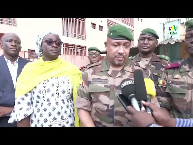 ⁣Actualités AES- Mali: le ministre de la Sécurité, Gal de Brigade Mohammedine au chevet des blessés