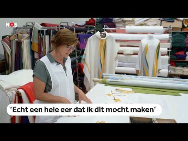 ⁣Dit kleine atelier in Brugge maakt de mijter voor de paus