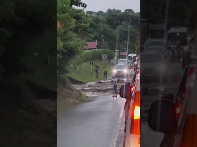 Rivière des pères en crue entre Prêcheur et Saint-Pierre (26 septembre 2024)