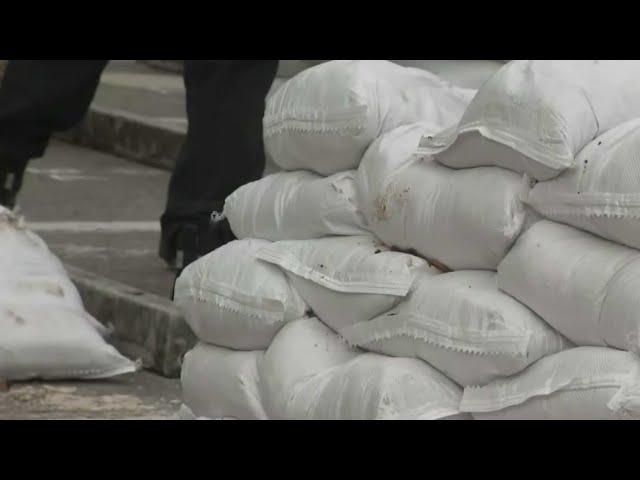 ⁣Hurricane Helene rain bands prompt cities to hand out sandbags, clear storm drains