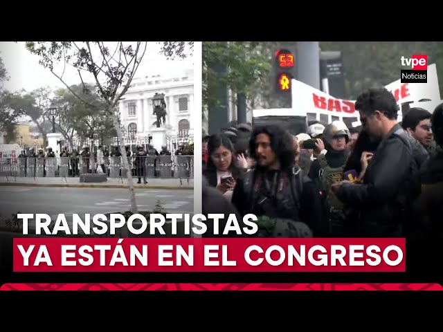 ⁣Cercado de Lima: Transportistas llegan a exteriores del Congreso de la República en avenida Abancay