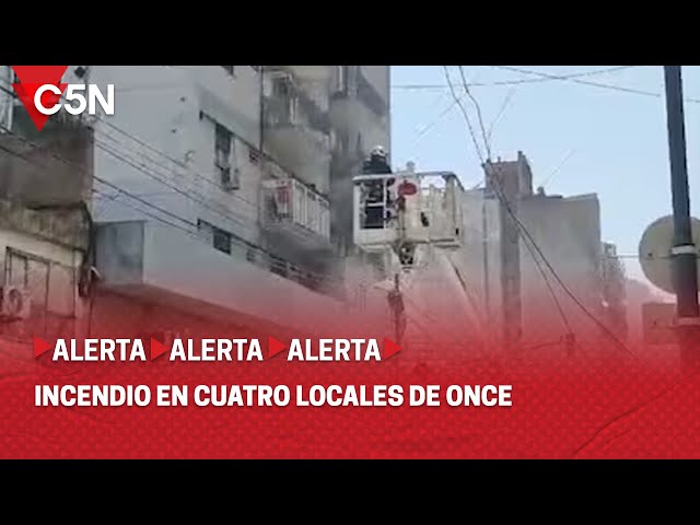 ⁣INCENDIO en CUATRO LOCALES de ONCE: "No sabemos si hay PERSONAS ATRAPADAS"