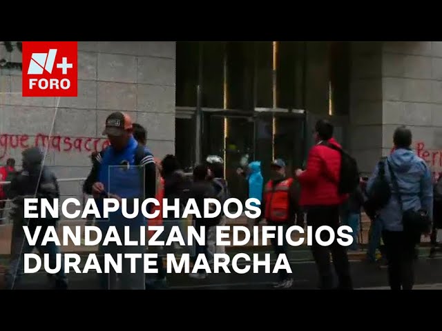 ⁣Bloque negro vandaliza edificios de CDMX durante marcha por 43 normalistas de Ayotzinapa -A las Tres