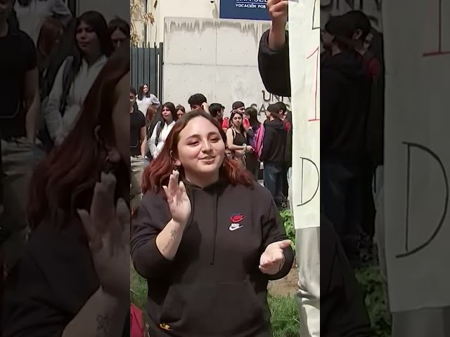 ⁣Estudiantes de la USS protestan contra Marcela Cubillos