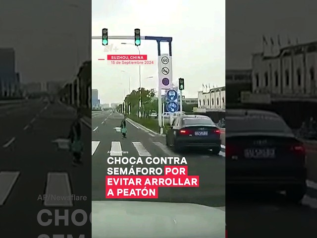 ⁣Choca contra semáforo por evitar arrollar a peatón - N+ #Shorts