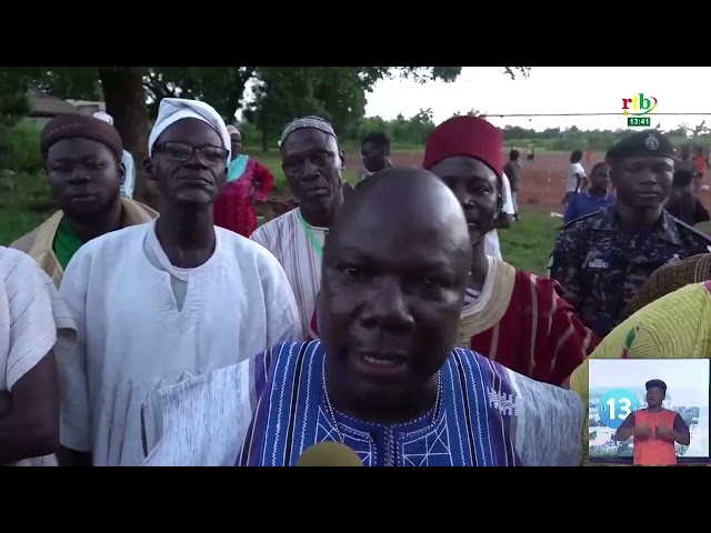 ⁣Des chefs traditionnels visitent la tombe du père de la princesse Yennenga dans le Gambaga