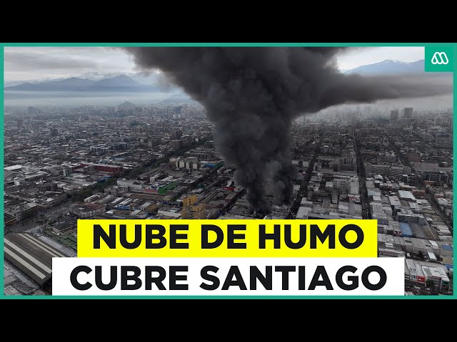 ⁣Expertos entregan recomendaciones: Densa columna de humo cubre Santiago tras incendio en Meiggs