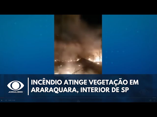 ⁣Fogo atinge vegetação perto de shopping em Araraquara (SP)