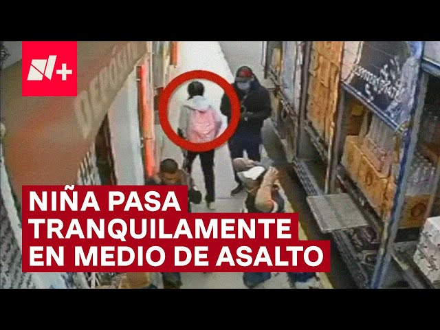 Niña no se inmuta al pasar en medio de un violento asalto a repartidores de cerveza - N+